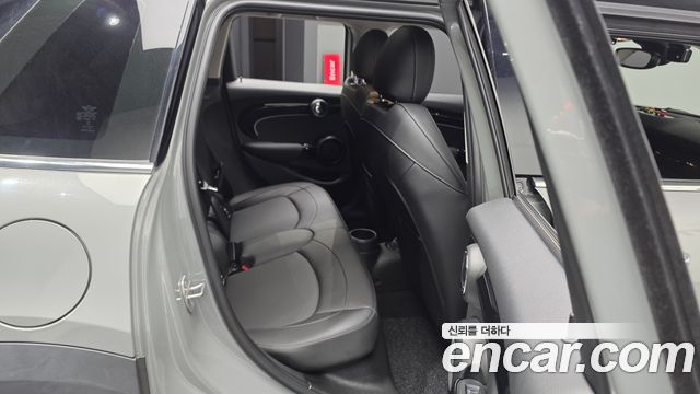 MINI Cooper 5Door Classic Plus Launch Pack Third Generation 2022 — фото 12