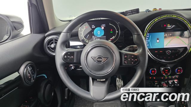 MINI Cooper 5Door Classic Plus Launch Pack Third Generation 2022 — фото 13