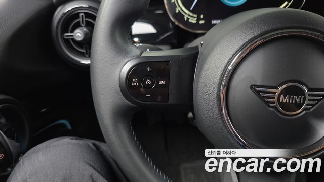 MINI Cooper 5Door Classic Plus Launch Pack Third Generation 2022 — фото 17
