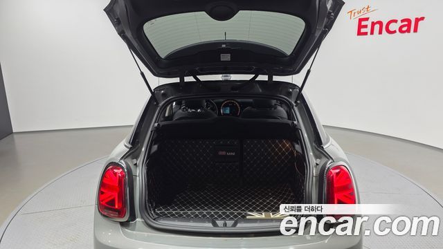 MINI Cooper 5Door Classic Plus Launch Pack Third Generation 2022 — фото 20