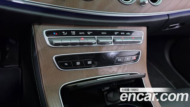 Mercedes-Benz E-Class (W213) E220d 4MATIC Exclusive 2021 — фото 17