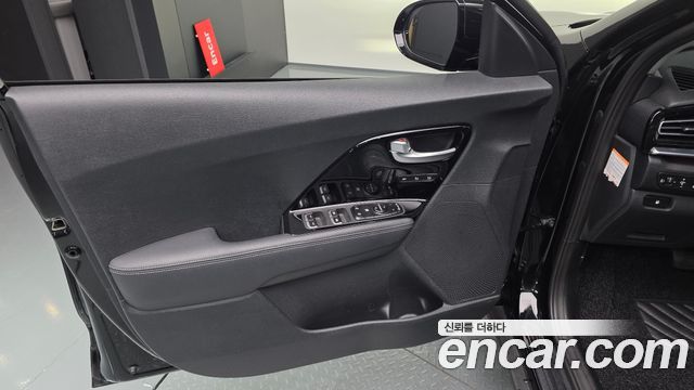 Kia Niro 1.6 HEV Signature 2022 — фото 24