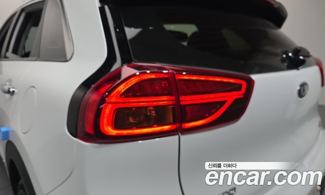 Kia Niro 1.6 HEV Prestige 2020 — фото 23