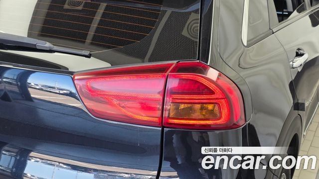 Kia Niro 1.6 HEV Prestige 2020 — фото 23