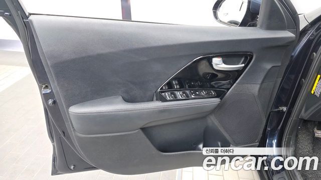 Kia Niro 1.6 HEV Prestige 2020 — фото 24