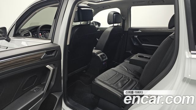 Volkswagen Tiguan Allspace 2.0 TSI Prestige 2023 — фото 12