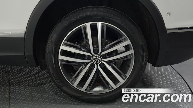 Volkswagen Tiguan Allspace 2.0 TSI Prestige 2023 — фото 21