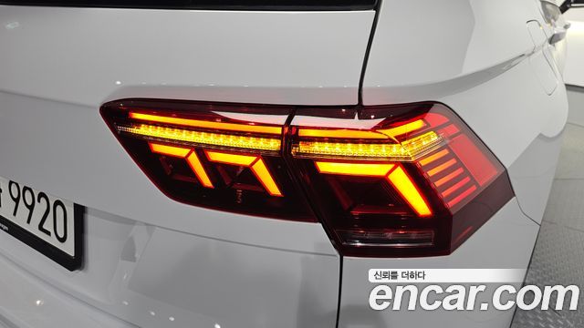 Volkswagen Tiguan Allspace 2.0 TSI Prestige 2023 — фото 23