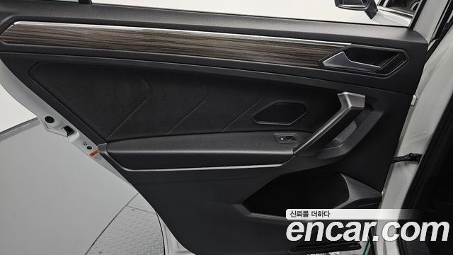 Volkswagen Tiguan Allspace 2.0 TSI Prestige 2023 — фото 25