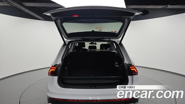 Volkswagen Tiguan Allspace 2.0 TSI Prestige 2023 — фото 31