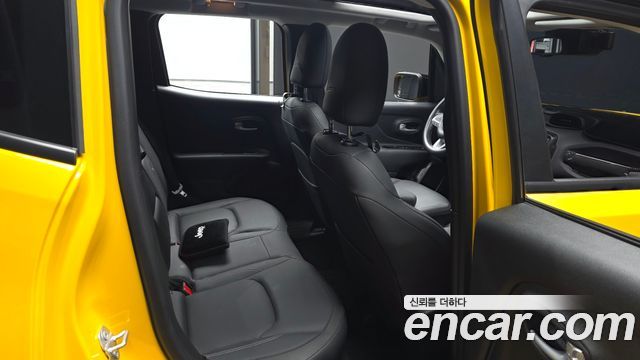 Jeep Renegade 1.3 Limited 2023 — фото 12