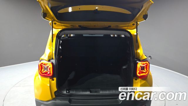 Jeep Renegade 1.3 Limited 2023 — фото 20