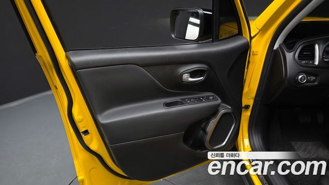 Jeep Renegade 1.3 Limited 2023 — фото 24