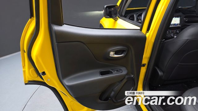 Jeep Renegade 1.3 Limited 2023 — фото 25