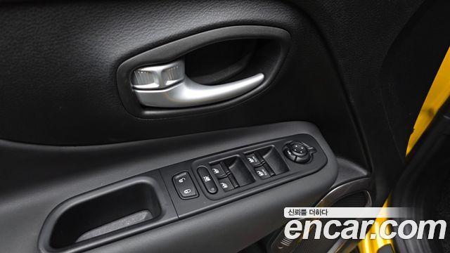 Jeep Renegade 1.3 Limited 2023 — фото 27
