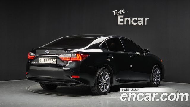 Lexus ES300h Supreme XV60 2018 — фото 2