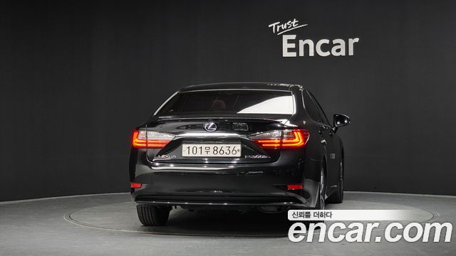 Lexus ES300h Supreme XV60 2018 — фото 4