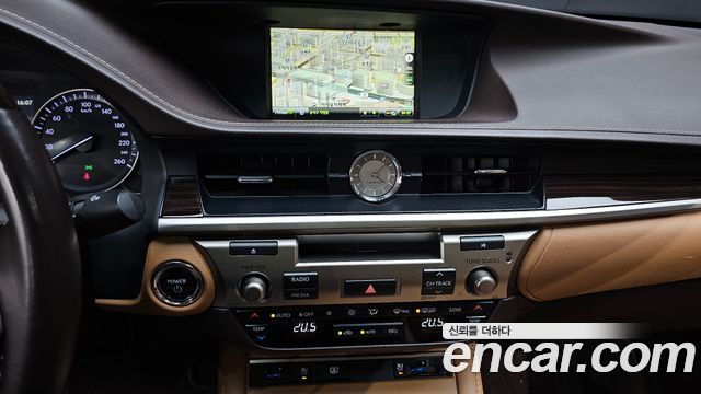 Lexus ES300h Supreme XV60 2018 — фото 14