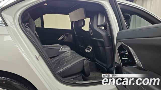 BMW 7 Series (G70) 740i sDrive Design Pure Excellence 2023 — фото 15
