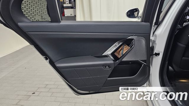 BMW 7 Series (G70) 740i sDrive Design Pure Excellence 2023 — фото 31