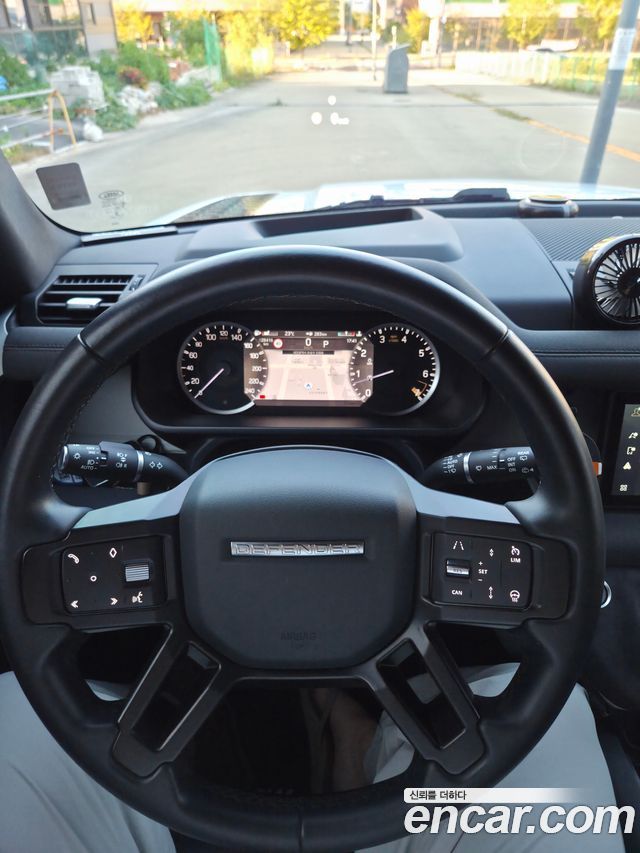 Land Rover Defender (L663) 110 P300 X-Dynamic SE 2023 — фото 8