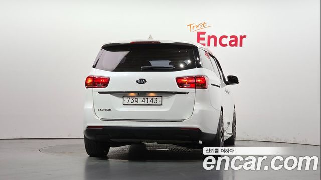 Kia Carnival 11-Seater Deluxe 2019 — фото 4