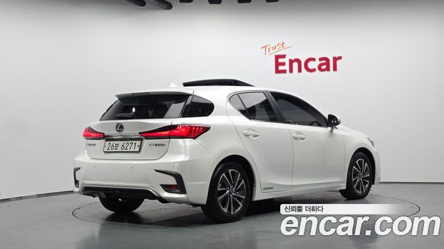 Lexus CT200h 1.8 Supreme ZWA10 2018 — фото 2