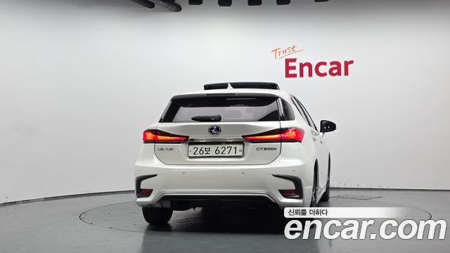 Lexus CT200h 1.8 Supreme ZWA10 2018 — фото 4