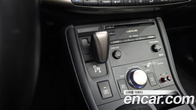 Lexus CT200h 1.8 Supreme ZWA10 2018 — фото 9
