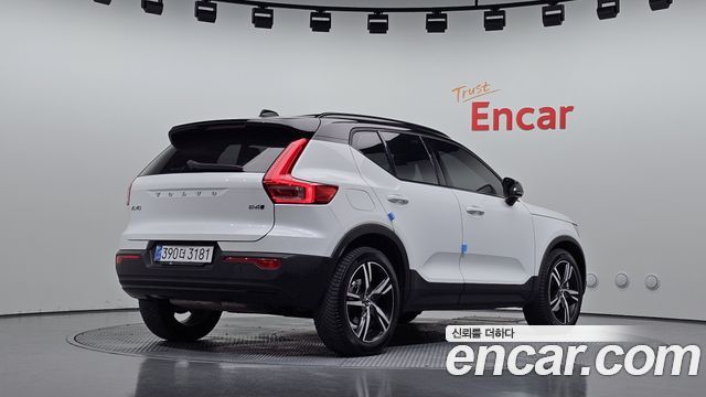 Volvo XC40 B4 R-Design 2021 — фото 2