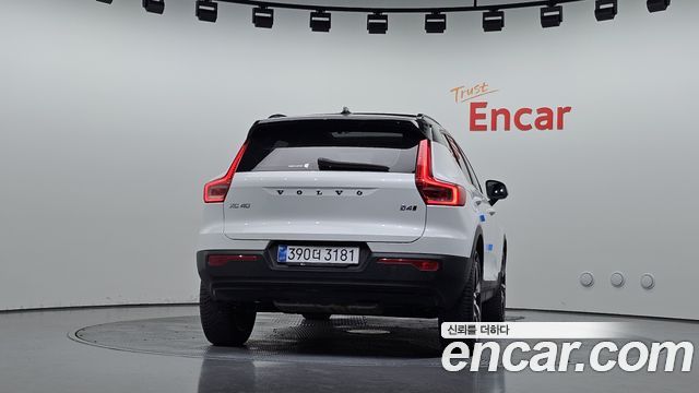 Volvo XC40 B4 R-Design 2021 — фото 4