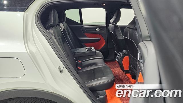 Volvo XC40 B4 R-Design 2021 — фото 18