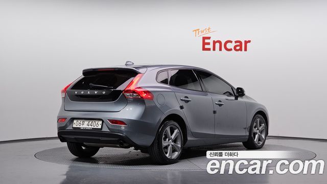 Volvo V40 D3 2nd 2018 — фото 2