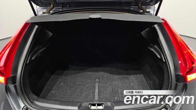 Volvo V40 D3 2nd 2018 — фото 19