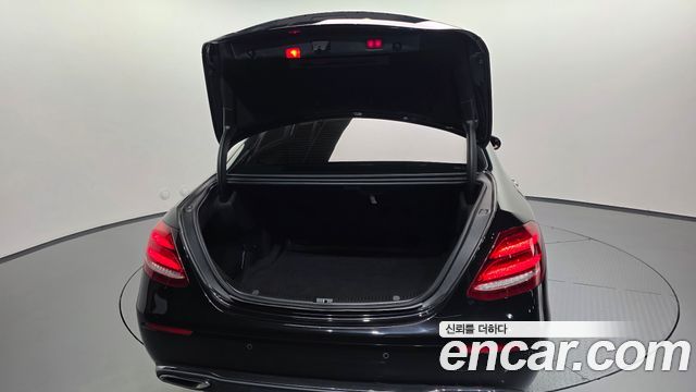 Mercedes-Benz E-Class (W213) E220d Exclusive 2018 — фото 37