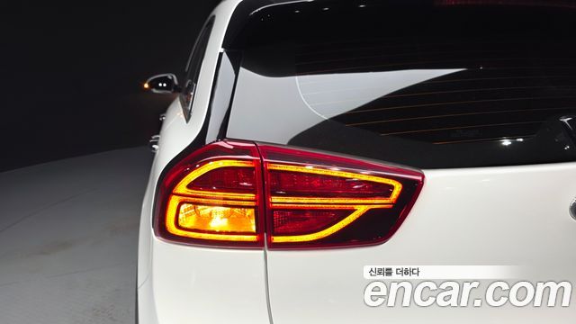 Kia Niro 1.6 HEV Prestige 2020 — фото 23