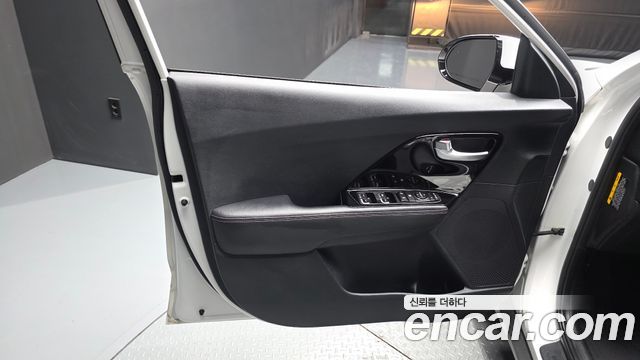 Kia Niro 1.6 HEV Prestige 2020 — фото 24