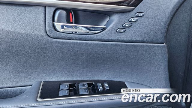 Lexus ES300h Supreme XV60 2018 — фото 10
