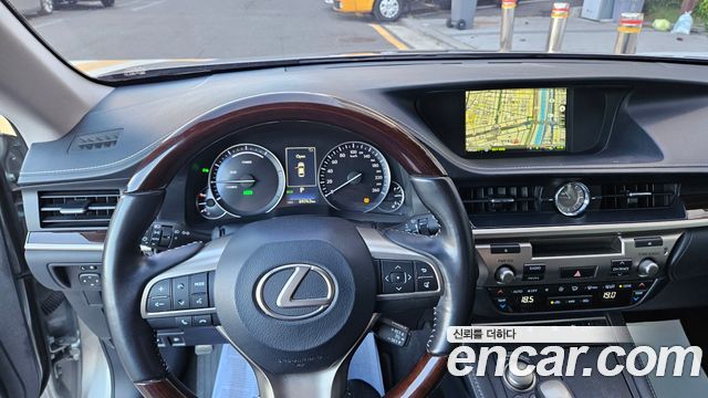 Lexus ES300h Supreme XV60 2018 — фото 12