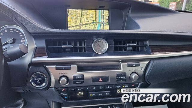 Lexus ES300h Supreme XV60 2018 — фото 13