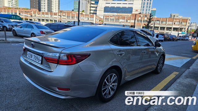 Lexus ES300h Supreme XV60 2018 — фото 16