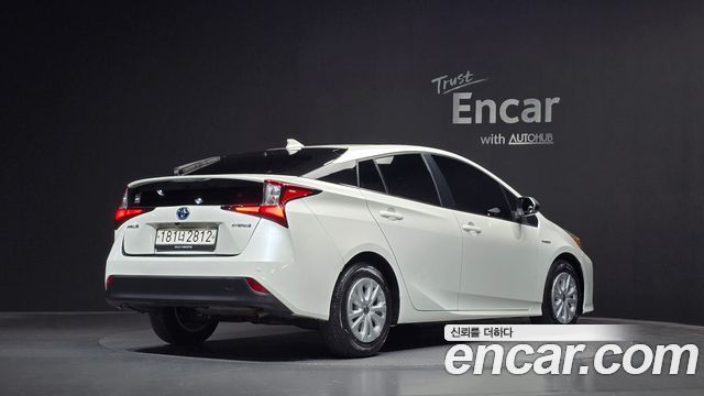 Toyota Prius (IV) 1.8 2020 — фото 2