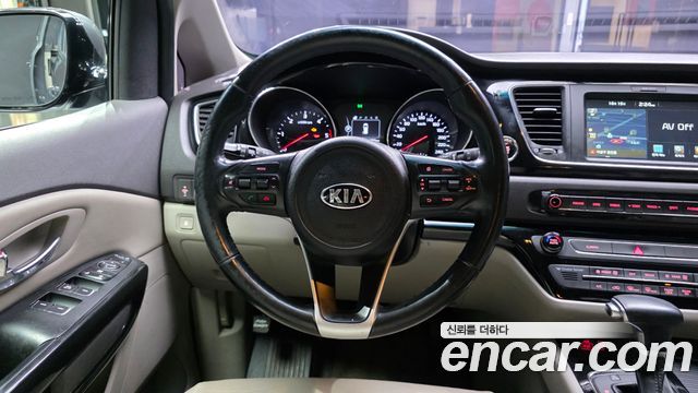 Kia Carnival 9-seater Prestige 2017 — фото 14