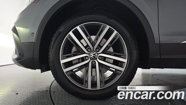 Volkswagen Tiguan Allspace 2.0 TSI Prestige 2023 — фото 5