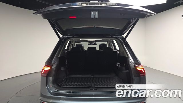 Volkswagen Tiguan Allspace 2.0 TSI Prestige 2023 — фото 20