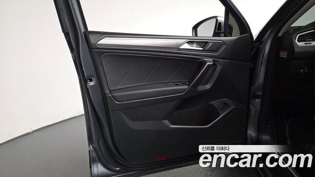 Volkswagen Tiguan Allspace 2.0 TSI Prestige 2023 — фото 24