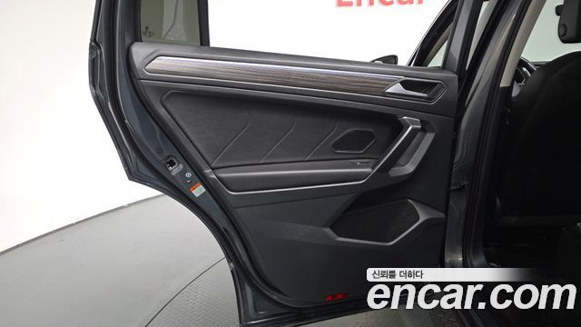 Volkswagen Tiguan Allspace 2.0 TSI Prestige 2023 — фото 25
