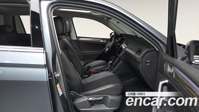 Volkswagen Tiguan Allspace 2.0 TSI Prestige 2023 — фото 26