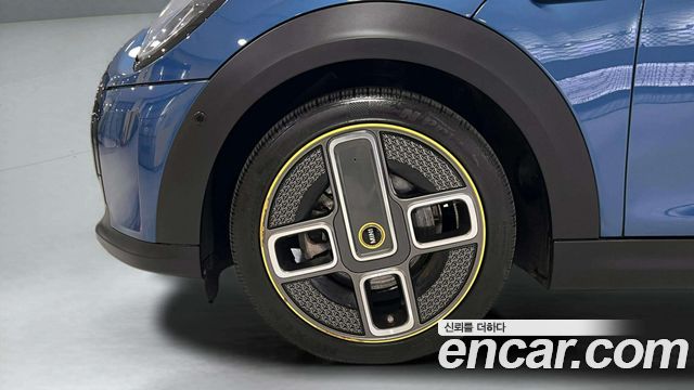 MINI Cooper Electric SE Electric 3rd 2024 — фото 5