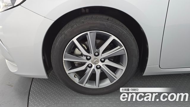 Lexus ES300h Supreme XV60 2017 — фото 5